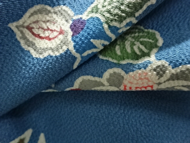  縮緬地　家屋に草花模様小紋着物